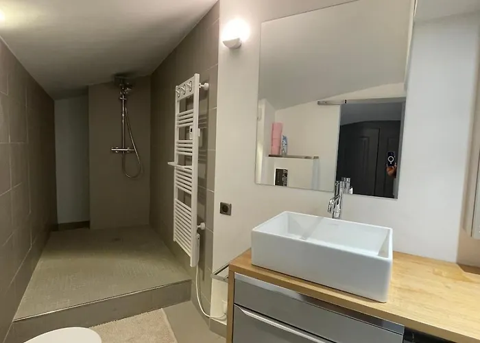 Très Beau Duplex, 2 Chambres, Parking Privé, à 5 Minutes *